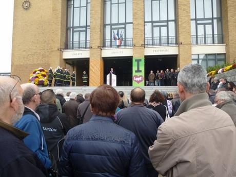 Aujourd'hui, minute de silence ŕ midi sur le parvis de l'hôtel de ville de Lomme