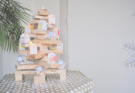 Le sapin (en bois) de L'Avent