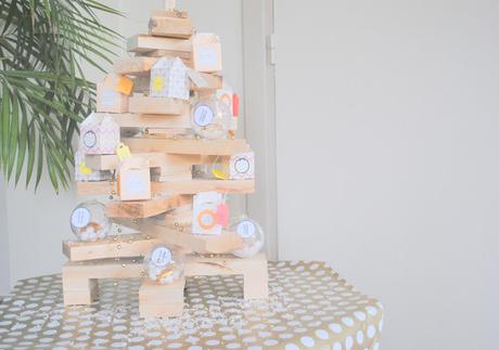 Le sapin (en bois) de L'Avent