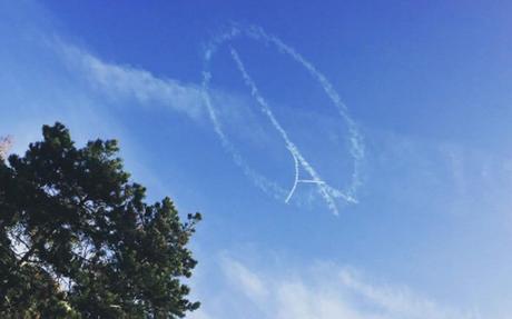 Un avion dessine le logo « Peace For Paris » dans le ciel lyonnais !