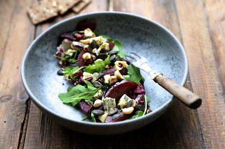 Poires au vin et aux épices pour une salade au bleu
