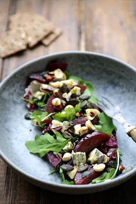 Poires au vin et aux épices pour une salade au bleu
