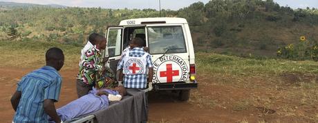 Bukavu. A l'arrivée de 11 blessés évacués par hélicoptère, une équipe du CICR charge les blessés dans les véhicules pour les conduire à l'hôpital de référence de Bukavu. Bukavu. An ICRC team load 11 wounded that were evacuated by helicopter on cars to drive them to the provincial referral hospital of Bukavu.