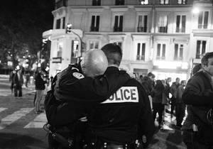 Attentats-a-Paris-l-histoire-de-la-photo-des-policiers-emus-aux-larmes