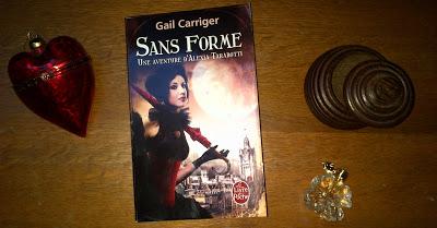 1280. Lady Maccon détestait absolument que son mari l’appelle sa « chère ». Cela signifiait qu’il mijotait quelque chose mais n’allait pas lui en parler. *