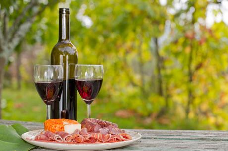 les Français consomment le plus de vin le samedi à 20h16 !