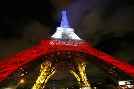 La-Tour-Eiffel-reste-en-bleu-blanc-rouge_article_landscape_pm_v8