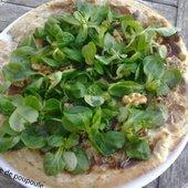 Pizza Grenobloise (mâche, bleu, jambon cru et noix) - La cuisine de Poupoule