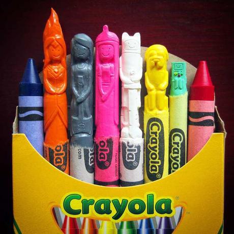 Il s’amuse à transformer des Crayola en personnages célèbres : Star Wars, Adventure Batman….