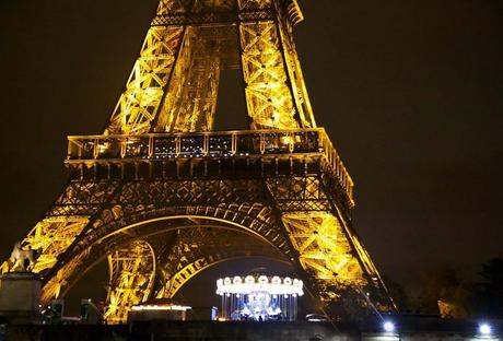 Illuminations Tour Eiffel de nuit croisière bateaux mouches sur la Seine