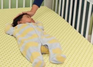 COUCHAGE du NOURRISSON: Le strict minimum dans le lit du bébé – Pediatrics