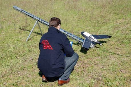 Drone sur le point d'être propulsé par un ingénieur de Redbirds