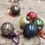    Boules de Noël en verre recyclé Altermundi   
 Ces boules de Noël ADARI NKUKU sont fabriquées à la main en verre recyclé. De toutes les couleurs, elles habilleront votre sapin pour faire de cette période de fêtes un moment magique ! Chaque boule s'attache grâce à une bande de tissu de sari recyclé. 
 Nkuku est une marque socialement responsable qui respecte les principes du commerce équitable et de l'égalité des chances. Membre de la BAFTS (Association britannique de Fair Trade Shops), Nkuku soutien des projets sociaux et promeut les compétences artisanales traditionnelles afin de permettre aux populations locales l'amélioration de leurs conditions de vie. 
  Prix indicatif : 4,90 euros la boîte  sur le site   www.altermundi.com   
    