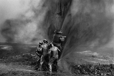 Sebastiao_Salgado_WORKERS_Greater_Burhan_Oil_Field_Kuwait_1991_3