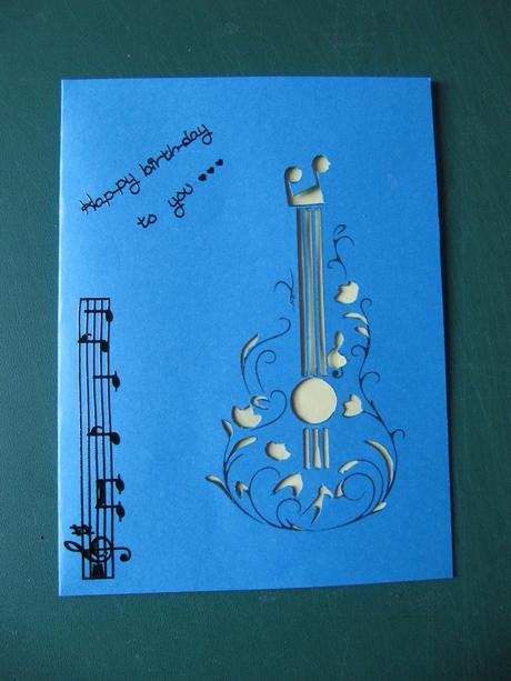 le recto - et l'intérieur de la carte avec des notes de musique