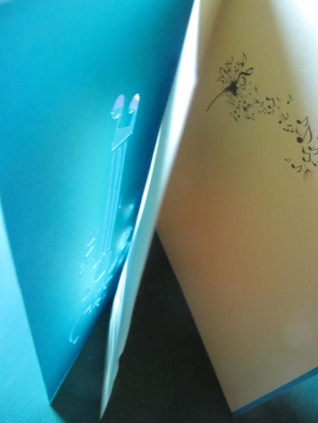 le recto - et l'intérieur de la carte avec des notes de musique