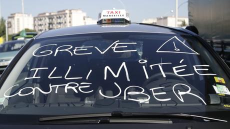 ©PHOTOPQR/LA PROVENCE ; SPEICH Frédéric MARSEILLE LE  26/06/2015 Mouvement de grève national des chauffeurs de taxi pour protester contre la mise en place de l'application Uber Pop Ici devant le Conseil départemental (MaxPPP TagID: maxnewsworldthree781526.jpg) [Photo via MaxPPP]