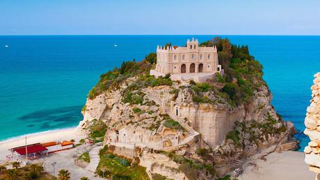 best-small-towns-in-southern-italy-Tropea-Isola-bella