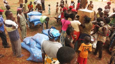 Des déplacés du Mont Carmel à Bimbo/Bangui récupérant l'assistance alimentaire distribuée par le CICR et la Croix-Rouge Centrafricaine. Photo : Ronald Kradjeyo