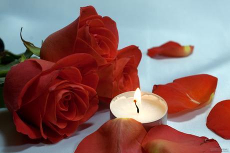 Romantique nuit . lit , roses et , pétales bougies