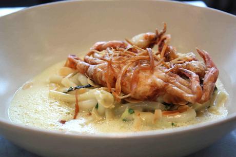 Soft shell crab, nouilles de udon, curry jaune, shitake  © P.Faus