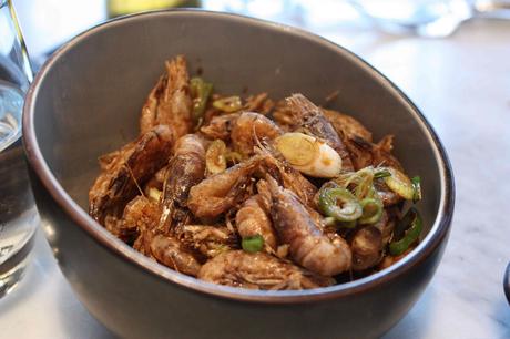 Crevettes sautées, soja, oignons doux  © P.Faus