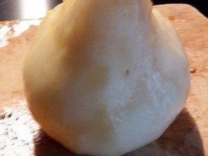 Poires pochées, sauce caramel au beurre salé Pochage de la poire