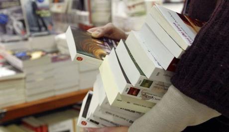 un-employe-de-la-librairie-la-procure-range-des-livres-le-7-fevrier-2012-a-paris_5397655