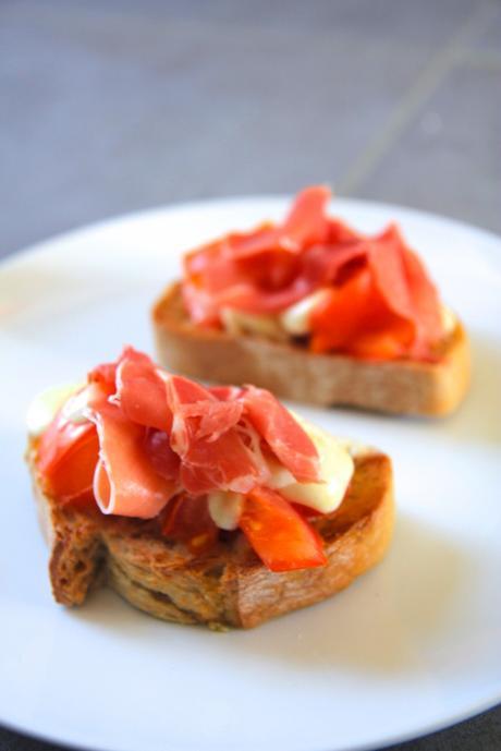 Tartines tomates mozzarella jambon serrano cru Tartines tomates mozzarella jambon serrano cru