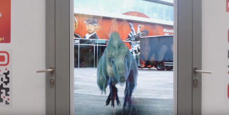 Ce dinosaure virtuel se balade dans un centre commercial !