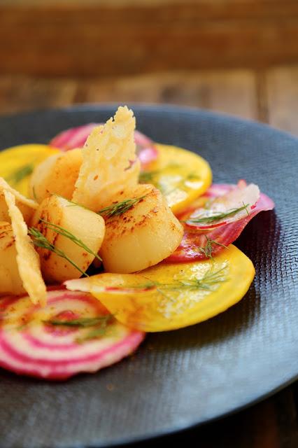Saint Jacques, betteraves crues chioggia , curry , roellinger , tuile parmesan 