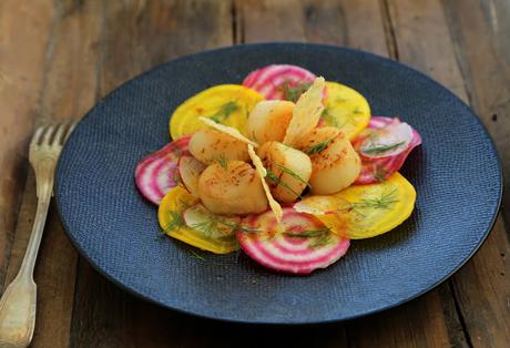 Saint Jacques, betteraves crues chioggia , curry , roellinger , tuile parmesan 