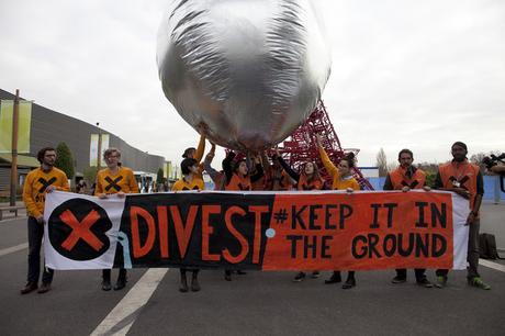 Action du réseau militant 350.org en faveur du désinvestissement sur le site de la COP21 (©A vifs).