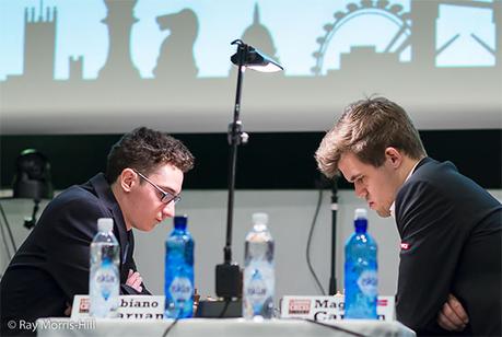 Ronde 2 : avec les Blancs, le champion du monde d'échecs norvégien Magnus Carlsen n'a pas été en mesure de poser des problèmes à Fabiano Caruana 
