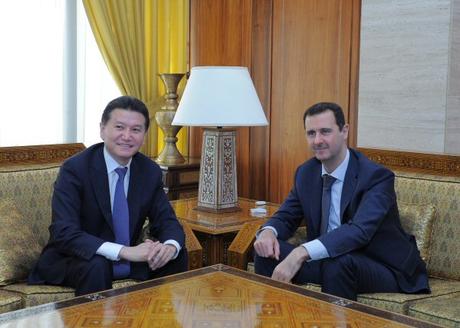 En avril 2012, le président de la FIDE visitait la Syrie, avec notamment un échange de 3 heures avec son président Bachar el-Assad à Damas
