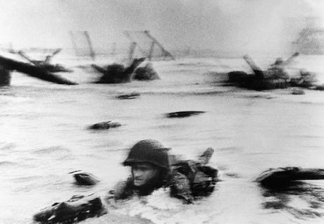 Robert Capa, Magnum, Le Visage dans les vagues, 1944