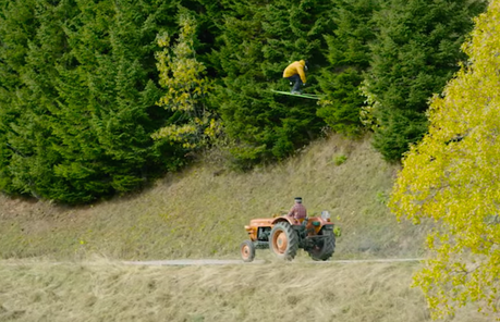 Candide Thovex skie sur toutes les surfaces sauf la neige