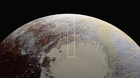 Dans l'encadré, région photographiée en très haute résolution par New Horizons