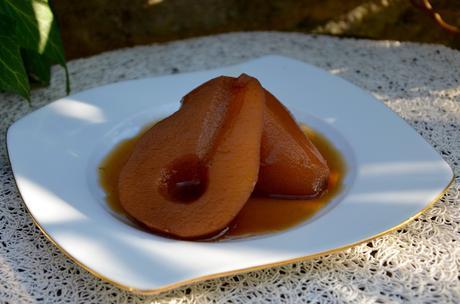 Poire pochée au thé, à la vanille et cannelle