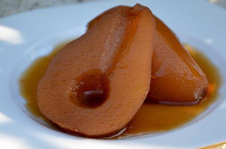 Poire pochée au thé, à la vanille et cannelle