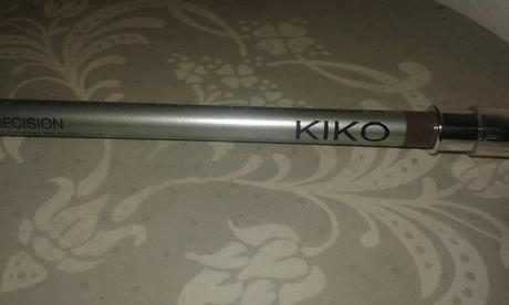 sourcils dessinés et son crayon kiko