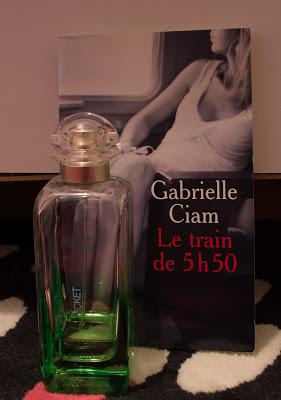 Calendrier de l'avent #11 - Faire une photo d’un livre pour fille à côté de votre bouteille de parfum