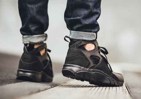 679083-090-nike-air-trainer-huarache-triple-black-1
