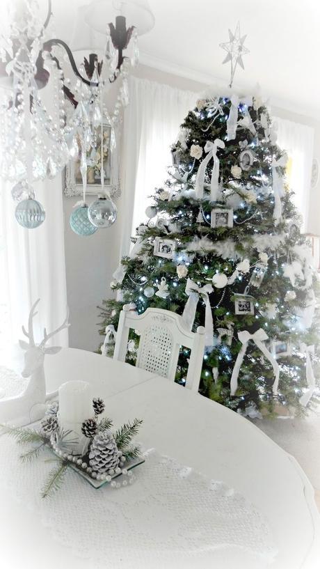 A Red & White Christmas Tree