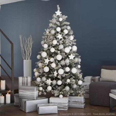 A Red & White Christmas Tree