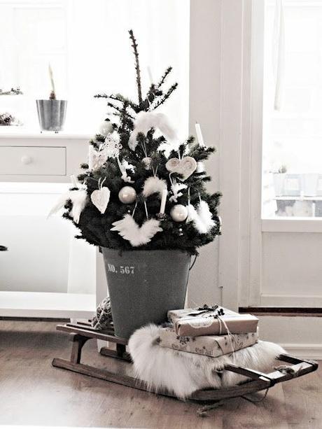 A Red & White Christmas Tree