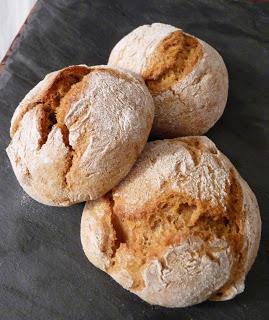 Broinhas de natal (petits pains sucrés portugais aux fruits secs pour noël)