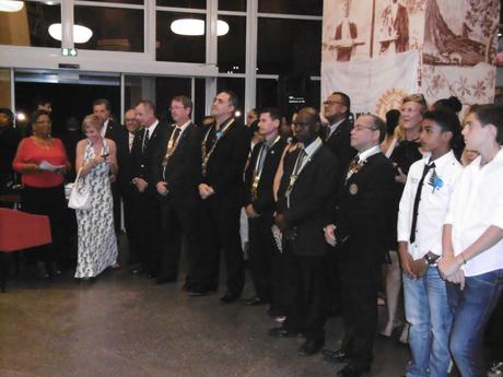 Les Présidents écoutent le Gouverneur