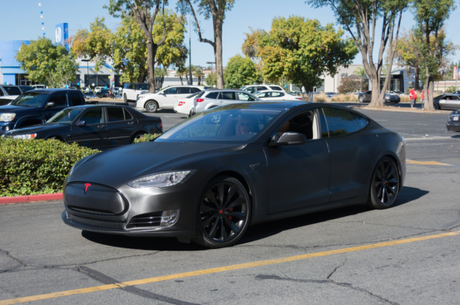 Image d'une voiture autonome de la marque Tesla
