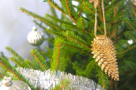 9 Pommes De Pin Suspendues Argentées - Décoration Noël, Ornements Arbre, Ambiance Hivernale